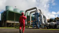 PETUGAS PLN Indonesia Power tengah memastikan keandalan PLTP Kamojang berkapasitas 140 MW di Kabupaten Garut, Jawa Barat, salah satu pembangkit PLN yang berkontribusi dalam layanan Renewable Energy Certificate (REC). Foto: ist PETUGAS PLN Indonesia Power tengah memastikan keandalan PLTP Kamojang berkapasitas 140 MW di Kabupaten Garut, Jawa Barat, salah satu pembangkit PLN yang berkontribusi dalam layanan Renewable Energy Certificate (REC). Foto: ist
