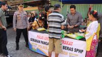 POLRES Karangasem mengadakan Gerakan Pangan Murah melalui program Stabilisasi Pasokan dan Harga Pangan (SPHP), dengan menyalurkan beras berkualitas dengan harga terjangkau kepada masyarakat. Foto: ist POLRES Karangasem mengadakan Gerakan Pangan Murah melalui program Stabilisasi Pasokan dan Harga Pangan (SPHP), dengan menyalurkan beras berkualitas dengan harga terjangkau kepada masyarakat. Foto: ist