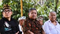 RADEN Nuna Abriadi (kiri) saat bersama Sekretaris DPD Hakam Ali Niazi dan Ketua DPD PDIP NTB, Rachmat Hidayat (kanan). Foto: ist RADEN Nuna Abriadi (kiri) saat bersama Sekretaris DPD Hakam Ali Niazi dan Ketua DPD PDIP NTB, Rachmat Hidayat (kanan). Foto: ist