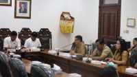 RAPAT kerja Komisi IV DPRD Gianyar bersama Dinas Pendidikan dan Dinas Kebudayaan. Foto: adi RAPAT kerja Komisi IV DPRD Gianyar bersama Dinas Pendidikan dan Dinas Kebudayaan. Foto: adi