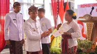 BUPATI Klungkung, I Made Satria secara simbolis menyerahkan remisi umum dan remisi dasawarsa di Rutan Kelas II Klungkung. Foto: ist BUPATI Klungkung, I Made Satria secara simbolis menyerahkan remisi umum dan remisi dasawarsa di Rutan Kelas II Klungkung. Foto: ist