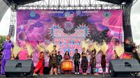 KEPALA SMPN 2 Denpasar, Gusti Agung Ayu Made Seniwati, saat membuka Spentwo Festival 4.0 ditandai dengan pemukulan tambur, Jumat (29/8/2025). Foto: tra KEPALA SMPN 2 Denpasar, Gusti Agung Ayu Made Seniwati, saat membuka Spentwo Festival 4.0 ditandai dengan pemukulan tambur, Jumat (29/8/2025). Foto: tra
