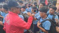 KEPALA SMPN 7 Denpasar, I Wayan Sugianta, saat melepas jalan sehat serangkaian HUT ke-80 RI. Foto: ist KEPALA SMPN 7 Denpasar, I Wayan Sugianta, saat melepas jalan sehat serangkaian HUT ke-80 RI. Foto: ist