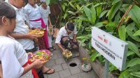 MURID SDN 2 Penatih membuang sampah organik di teba modern sebagai bagian dari solusi mendukung optimalisasi pengelolaan sampah berbasis sumber. Foto: tra MURID SDN 2 Penatih membuang sampah organik di teba modern sebagai bagian dari solusi mendukung optimalisasi pengelolaan sampah berbasis sumber. Foto: tra