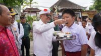 WAKIL Bupati Bangli, I Wayan Diar, saat menyuapi murid SDN 5 Kawan, Selasa (19/8/2025). Foto: ist WAKIL Bupati Bangli, I Wayan Diar, saat menyuapi murid SDN 5 Kawan, Selasa (19/8/2025). Foto: ist