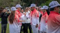 WAKIL Bupati Bangli sekaligus Ketua KONI Bangli, I Wayan Diar, resmi melepas Kontingen Kabupaten Bangli yang akan berlaga pada Porprov Bali XVI di halaman Kantor Bupati Bangli, Rabu (27/8/2025). Foto: ist WAKIL Bupati Bangli sekaligus Ketua KONI Bangli, I Wayan Diar, resmi melepas Kontingen Kabupaten Bangli yang akan berlaga pada Porprov Bali XVI di halaman Kantor Bupati Bangli, Rabu (27/8/2025). Foto: ist