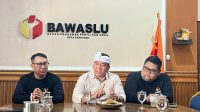 WAYAN Wirka (tengah) saat monitoring di Bawaslu Denpasar, Jumat (8/8/2025). Foto: ist WAYAN Wirka (tengah) saat monitoring di Bawaslu Denpasar, Jumat (8/8/2025). Foto: ist