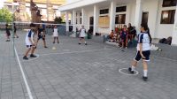 PESERTA ekstrakurikuler sepak takraw di SMPN 17 Denpasar menggelar latihan perdana pada Minggu (24/8/2025). Peserta dengan semangat tinggi berfokus pada pengembangan teknik dasar takraw. Foto: ist PESERTA ekstrakurikuler sepak takraw di SMPN 17 Denpasar menggelar latihan perdana pada Minggu (24/8/2025). Peserta dengan semangat tinggi berfokus pada pengembangan teknik dasar takraw. Foto: ist