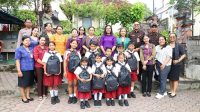 BUNDA Literasi Kota Denpasar, Sagung Antari Jaya Negara, menyerahkan perlengkapan sekolah kepada anak-anak terdampak banjir di wilayah Peguyangan, Selasa (30/9/2025). Foto: ist