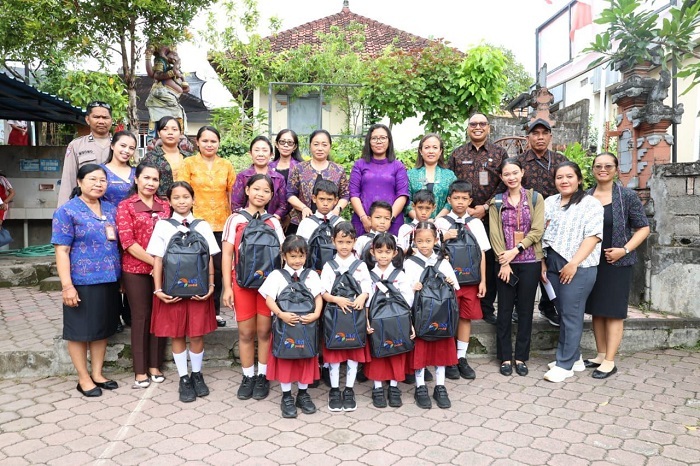 BUNDA Literasi Kota Denpasar, Sagung Antari Jaya Negara, menyerahkan perlengkapan sekolah kepada anak-anak terdampak banjir di wilayah Peguyangan, Selasa (30/9/2025). Foto: ist
