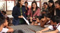 KETUA GOW Kota Denpasar, Ayu Kristi Arya Wibawa, saat meninjau kegiatan terapi pemulihan siswa terdampak banjir di SDN 12 Dauh Puri, Selasa (30/9/2025). Foto: ist