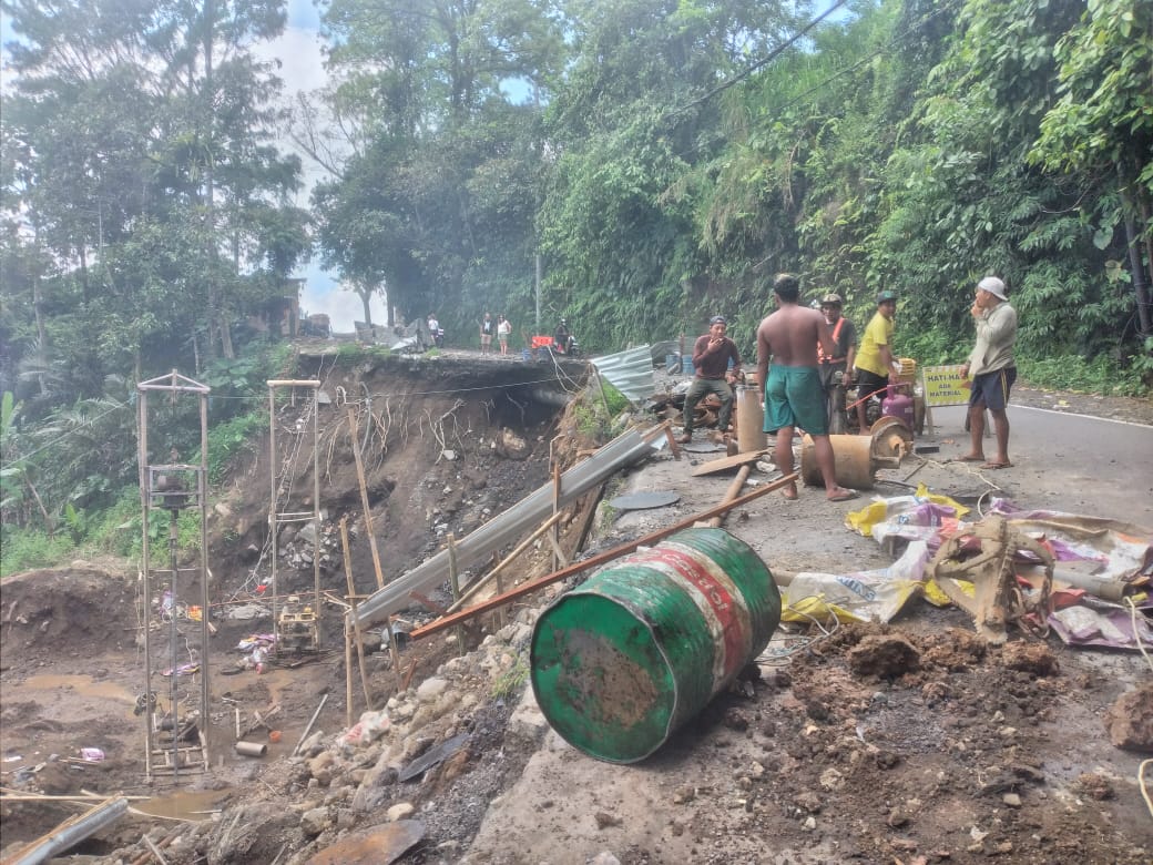 RUAS jalan Muncan-Pring Sari yang merupakan akses utama penghubung Kecamatan Selat-Kecamatan Rendang, Karangasem saat ini masih dalam proses pengerjaan oleh pihak terkait. Foto: ist