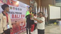 KETUA Umum KONI Klungkung, Anak Agung Gde Anom, memberi selamat kepada atlet Muaythai Klungkung yang berhasil meraih emas di Porprov Bali XVI. Foto: ist KETUA Umum KONI Klungkung, Anak Agung Gde Anom, memberi selamat kepada atlet Muaythai Klungkung yang berhasil meraih emas di Porprov Bali XVI. Foto: ist
