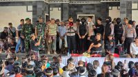 PARUMAN Agung membahas penetapan Kelian Desa Adat Bugbug periode 2025-2030 di wantilan Desa Adat Bugbug, Minggu (21/9/2025) sempat diwarnai tensi tinggi. Ketegangan terjadi karena ada kelompok yang tidak setuju dengan paruman tersebut. Namun, situasi tegang itu kemudian dapat diurai setelah terjadi negosiasi damai antara kedua kelompok dengan Kapolres Karangasem, AKBP Joseph Edward Purba. Foto: ist