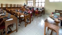 SISWA SD di Denpasar saat mengikuti Asesmen Nasional Berbasis Komputer (ANBK). Foto: ist