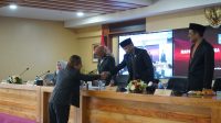 ANGGOTA DPRD NTB dari PDIP, Abdul Rahim (kiri), saat menyerahkan nota keberatan ke pimpinan DPRD saat interupsi di sela-sela sidang paripurna DPRD NTB, Jumat (25/9/2025). Foto: ist