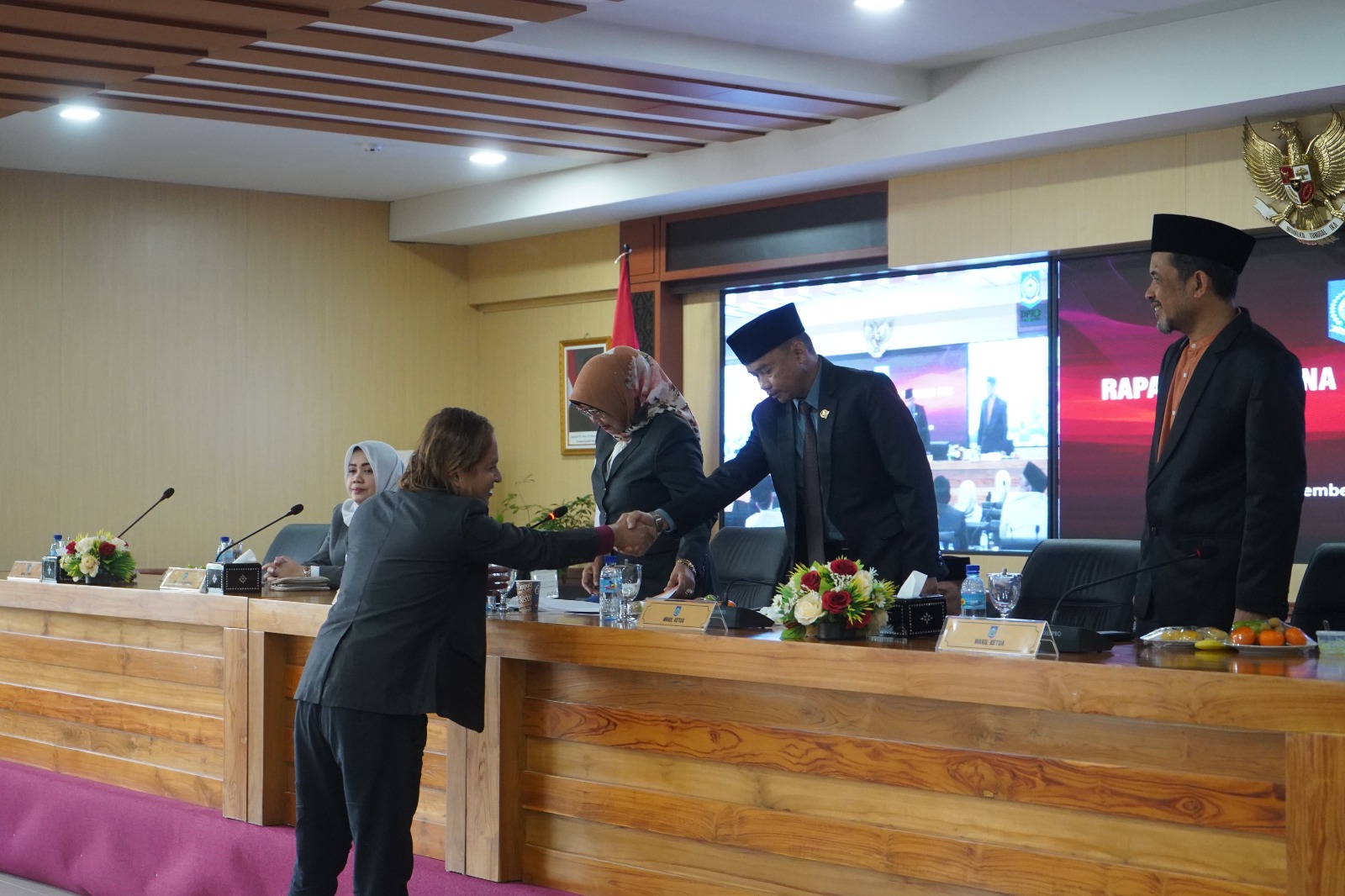 ANGGOTA DPRD NTB dari PDIP, Abdul Rahim (kiri), saat menyerahkan nota keberatan ke pimpinan DPRD saat interupsi di sela-sela sidang paripurna DPRD NTB, Jumat (25/9/2025). Foto: ist