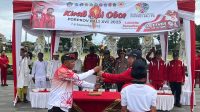 PENYERAHAN api obor Porprov dari Kabupaten Bangli ke Kabupaten Gianyar. Foto: adi PENYERAHAN api obor Porprov dari Kabupaten Bangli ke Kabupaten Gianyar. Foto: adi
