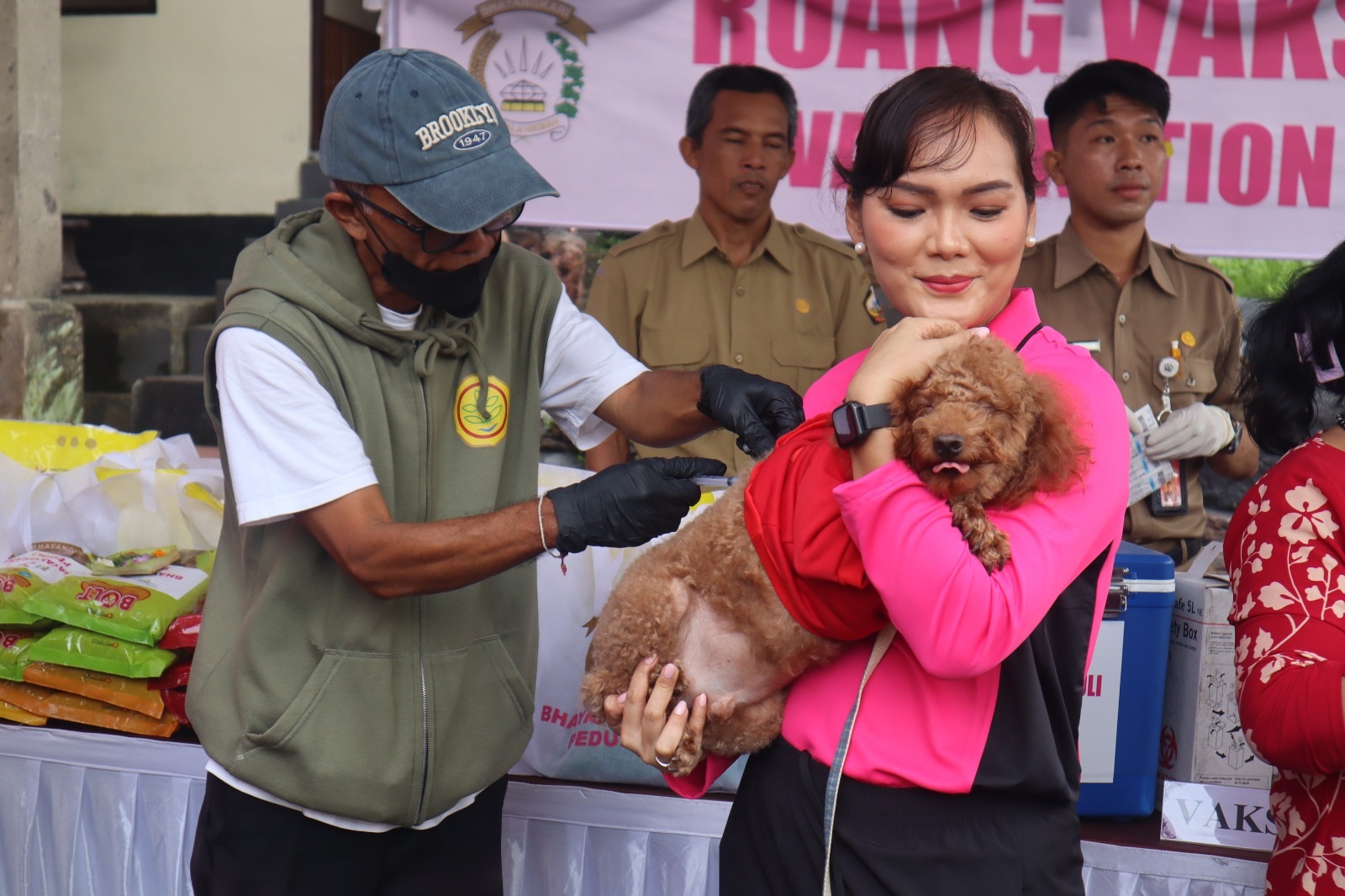 BHAYANGKARI Cabang Bangli melaksanakan vaksinasi rabies, pembagian makanan hewan, dan penyerahan paket sembako, Senin (29/9/2025). Foto: ist