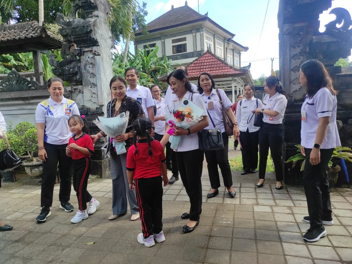 BUNDA PAUD Karangasem, Mas Parwata, mengunjungi TK Negeri Pembina Abang, Rabu (17/9/2025). Foto: ist