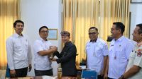 BUPATI Satria menerima pimpinan rombongan BPK, Gusti Ngurah Satria Prawira, dalam Exit Meeting Pemeriksaan di Kantor Bupati Klungkung, Rabu (17/9/2025). Foto: ist BUPATI Satria menerima pimpinan rombongan BPK, Gusti Ngurah Satria Prawira, dalam Exit Meeting Pemeriksaan di Kantor Bupati Klungkung, Rabu (17/9/2025). Foto: ist