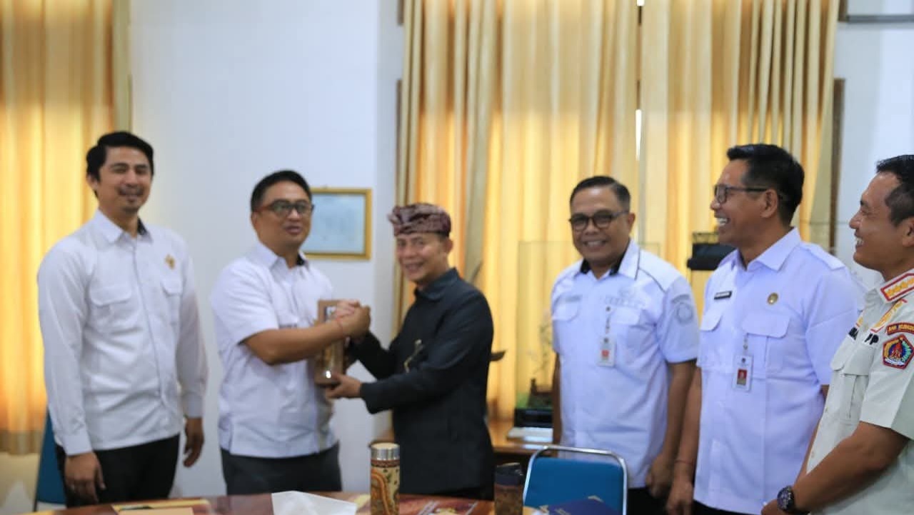 BUPATI Satria menerima pimpinan rombongan BPK, Gusti Ngurah Satria Prawira, dalam Exit Meeting Pemeriksaan di Kantor Bupati Klungkung, Rabu (17/9/2025). Foto: ist