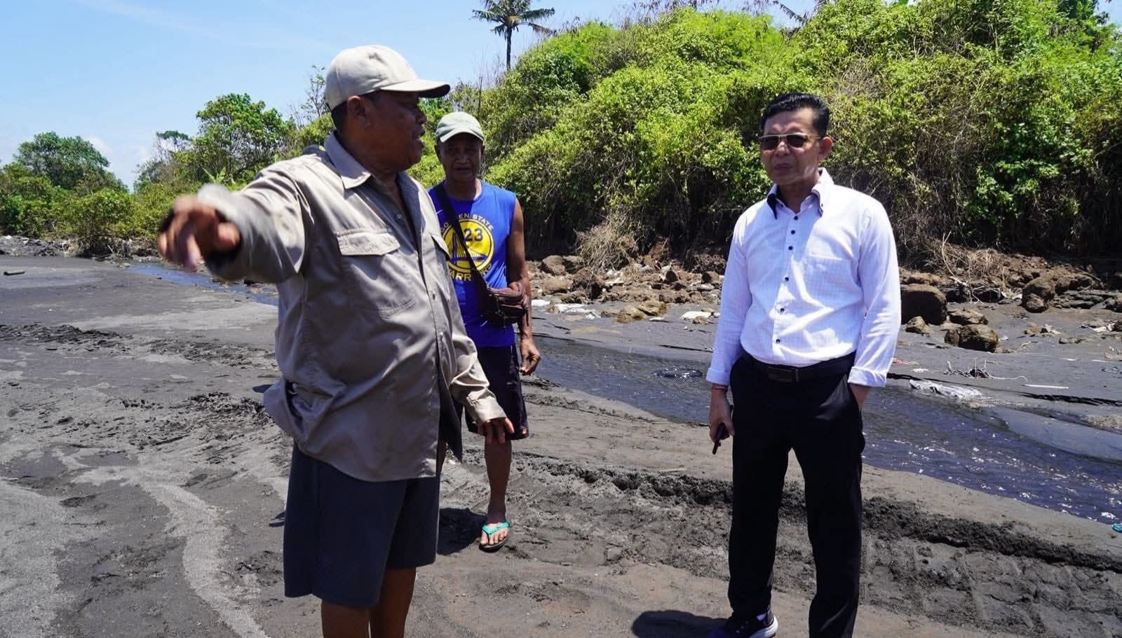 BUPATI Satria meninjau kegiatan pengerjaan sodetan aliran sungai Tudad Bubuh di Pantai Tegal Besar, Minggu (28/9/2025). Foto: ist