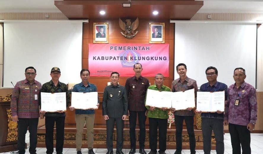 BUPATI Satria dan Wabup Tjok Surya bersama Perbekel memperlihatkan Nota Kesepahaman tentang sinergi pemeliharaan barang milik daerah dengan perbekel se-Kabupaten Klungkung, Selasa (30/9/2025). Foto: ist