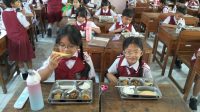 SISWA SD di Denpasar saat menikmati Makan Bergizi Gratis. Foto: ist