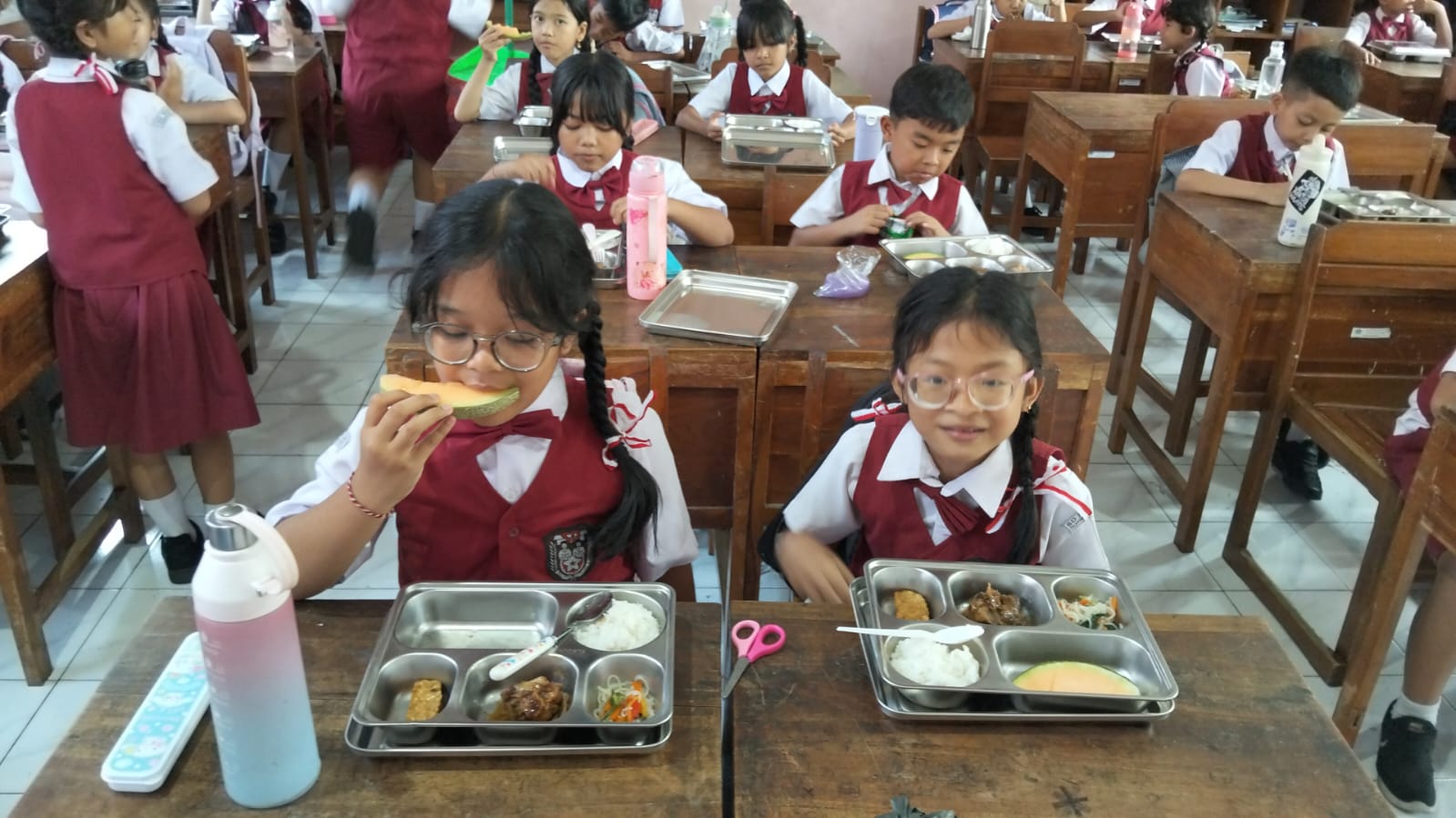 SISWA SD di Denpasar saat menikmati Makan Bergizi Gratis. Foto: ist