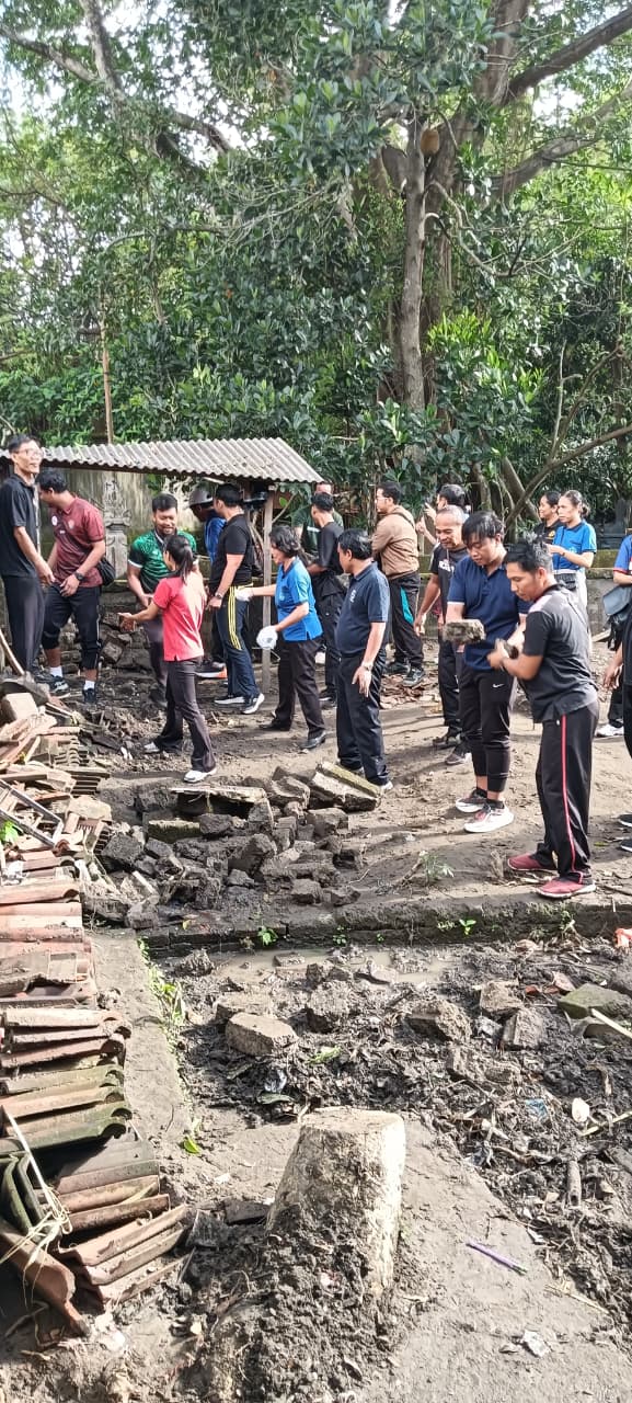 PARA kepala sekolah dan guru SD se-Denut turun beramai-ramai bergotong royong membersihkan areal SDN 10 Peguyangan dari endapan lumpur akibat banjir, Rabu (17/9/2025). Foto: ist