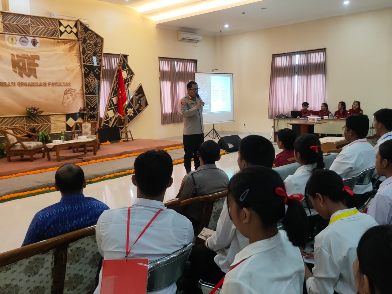 KAPOLRES Bangli, AKBP James I.S. Rajagukguk, memberikan pembekalan kepemimpinan pada 100 mahasiswa Fakultas Dharma Duta Universitas Hindu Negeri (UHN) I Gusti Bagus Sugriwa Kampus Bangli, Selasa (16/9/2025). Foto: ist