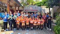 PEMBINA Dikpora FC, I Nyoman Suriawan, foto bersama usai menyalurkan bantuan pada siswa terdampak banjir di SDN 12 Pemecutan, Jumat (26/9/2025). Foto: ist