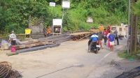 DINAS PUPR Pemprov Bali berupaya membuat jalan darurat di lokasi jalan putus perbatasan Desa Bangbang dengan Desa Nongan, Kecamatan Rendang, Tembuku, Karangasem. Kini proses pengerjaan jalan darurat tengah dilakukan pemborong. Foto: ist DINAS PUPR Pemprov Bali berupaya membuat jalan darurat di lokasi jalan putus perbatasan Desa Bangbang dengan Desa Nongan, Kecamatan Rendang, Tembuku, Karangasem. Kini proses pengerjaan jalan darurat tengah dilakukan pemborong. Foto: ist