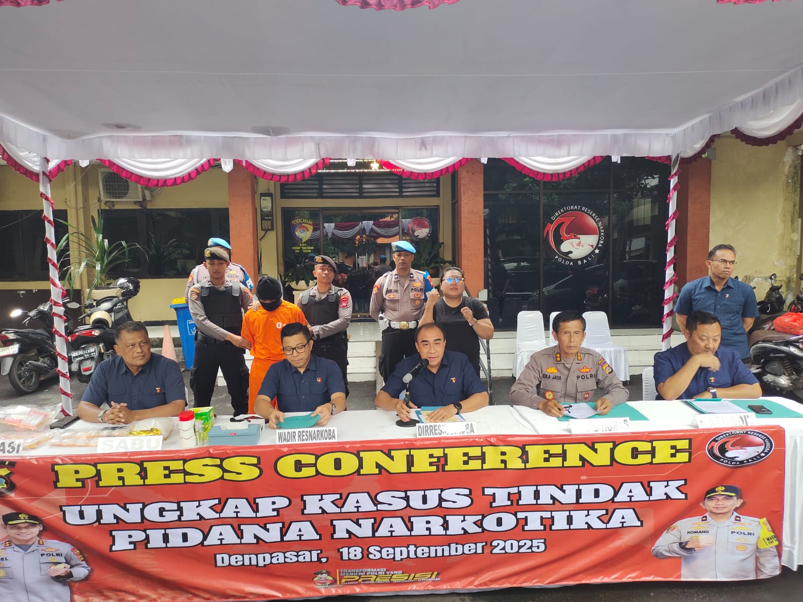 DIRRESNARKOBA Polda Bali, Kombes Radiant (tengah) saat menjelaskan pengungkapan kasus narkoba dengan barang bukti sabu seberat 1,45 kilogram dan 360 butir ekstasi, Kamis (18/9/2025). Foto: ist