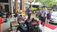 KEPEDULIAN masyarakat Denpasar Timur terhadap korban banjir yang mengungsi di Posko Bencana Banjar Tohpati terus berdatangan. Foto: ist KEPEDULIAN masyarakat Denpasar Timur terhadap korban banjir yang mengungsi di Posko Bencana Banjar Tohpati terus berdatangan. Foto: ist