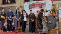 Plt. Kabid Pembinaan SMP Disdikpora Kota Denpasar, I Nyoman Suriawan, saat membuka Festival Tunas Bahasa Ibu tingkat Sekolah Menengah Pertama (SMP) se-Kota Denpasar Tahun 2025 pada Jumat (26/9/2025) di SMPN 2 Denpasar. Foto: ist