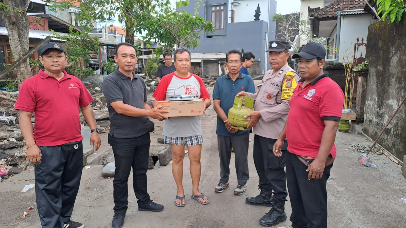BUMDES Kerta Lestari Mandiri Penatih Dangin Puri, menyalurkan bantuan kompor beserta regulator dan tabung elpiji 3 kg yang dibutuhkan para korban banjir di Desa Penatih Dangin Puri, Jumat (19/9/2025). Foto: ist