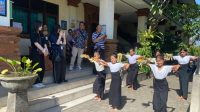 MAHASISWA dari Universitas Tottori Jepang mengunjungi SDN 2 Penatih, Jalan Nagasari, Penatih Dangin Puri, Denpasar Timur, Kamis (4/9/2025). Dalam kunjungan ini, para mahasiswa diantar Wakil Kepala Sekolah Mataken Gakko, Joji Sugimoto. Foto: tra MAHASISWA dari Universitas Tottori Jepang mengunjungi SDN 2 Penatih, Jalan Nagasari, Penatih Dangin Puri, Denpasar Timur, Kamis (4/9/2025). Dalam kunjungan ini, para mahasiswa diantar Wakil Kepala Sekolah Mataken Gakko, Joji Sugimoto. Foto: tra