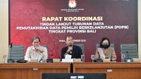 JOHN Darmawan (tengah) saat membuka rakor tindak lanjut turunan data Pemutakhiran Data Pemilih Berkelanjutan (PDPB) tingkat Provinsi, di KPU Bali, Rabu (24/9/2025). Foto: ist
