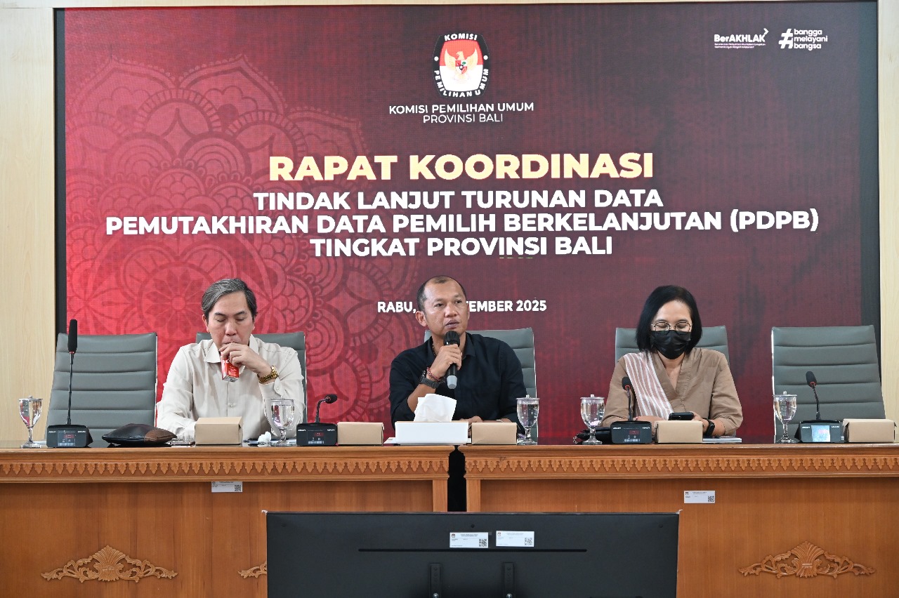 JOHN Darmawan (tengah) saat membuka rakor tindak lanjut turunan data Pemutakhiran Data Pemilih Berkelanjutan (PDPB) tingkat Provinsi, di KPU Bali, Rabu (24/9/2025). Foto: ist