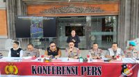 KAPOLDA Irjen Daniel Adityajaya (pegang mic) sedang menjelaskan hasil penyidikan kejadian rusuh usai demo anarkis di depan Polda Bali, dan depan DPRD Bali, Selasa (16/9/2025). Foto: ist KAPOLDA Irjen Daniel Adityajaya (pegang mic) sedang menjelaskan hasil penyidikan kejadian rusuh usai demo anarkis di depan Polda Bali, dan depan DPRD Bali, Selasa (16/9/2025). Foto: ist