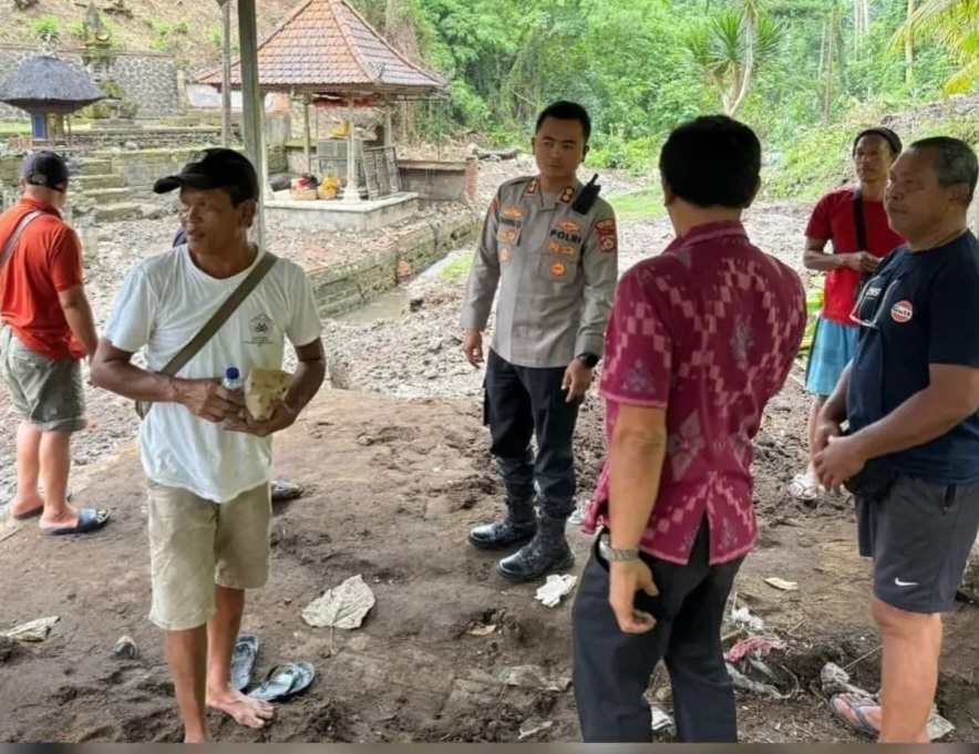 KAPOLRES Gianyar, AKBP Chandra C. Kesuma, meninjau lokasi bencana tanah longsor di Banjar Lebah, Desa Keramas. Foto: ist