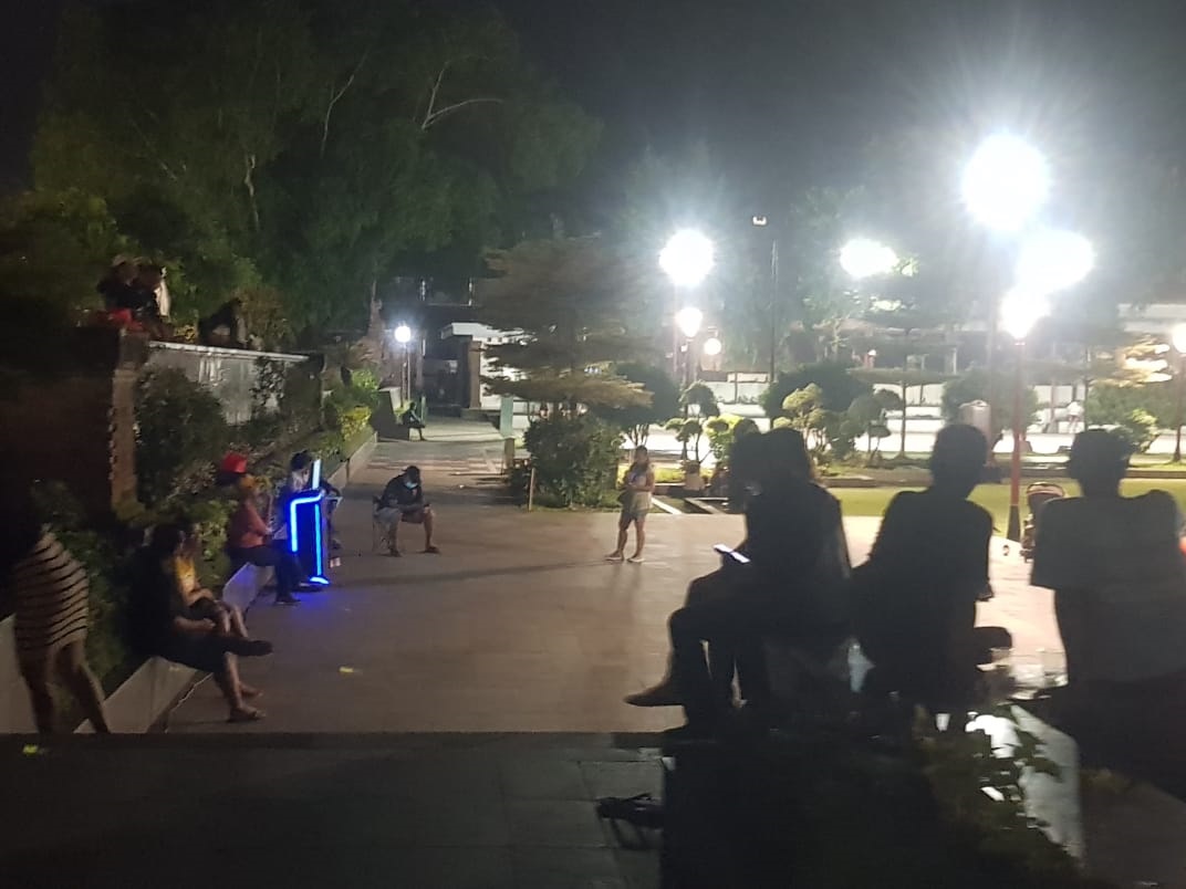 KARAOKE di Alun alun Gianyar, selain jadi ajang bisnis juga dinilai meresahkan warga. Foto: ist