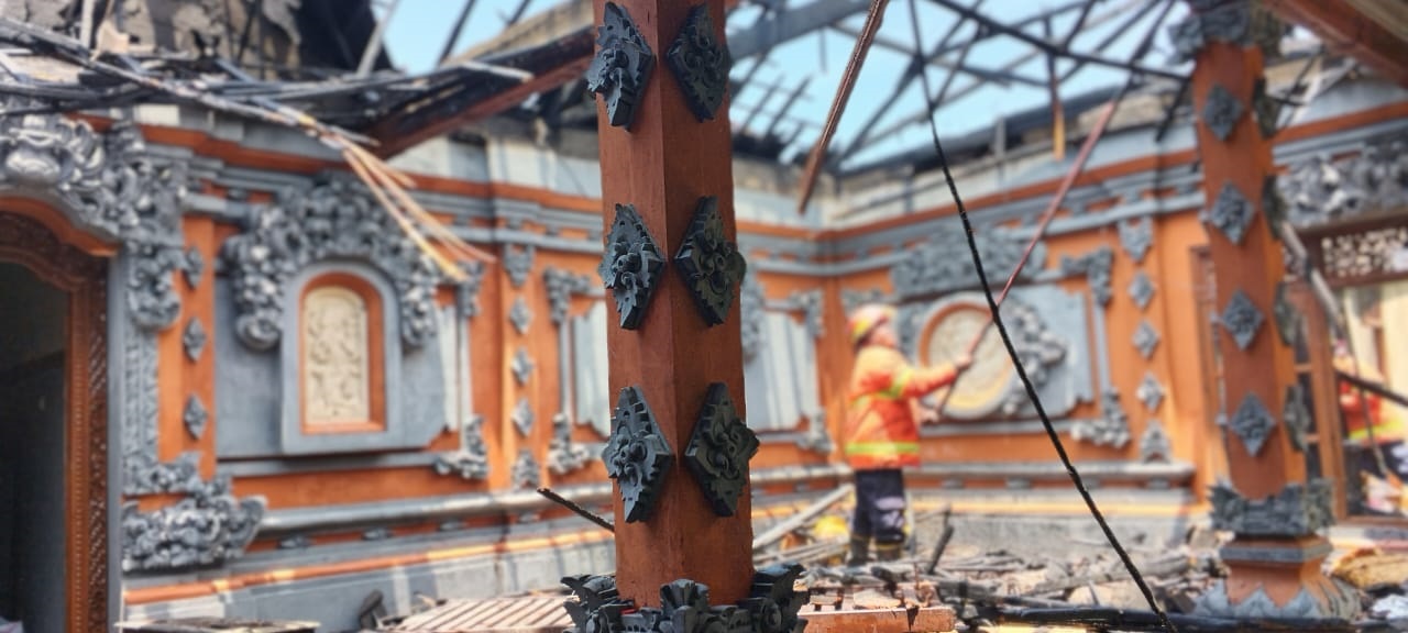 MUSIBAH kebakaran melanda rumah bergaya Bali di Banjar Tauman, Desa Nyuh Tebel, Kecamatan Manggis, Minggu (28/9/2025). Foto: ist