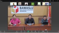 KETUA Bawaslu Bali, Agus Tirta Suguna (tengah), memberi sosialisasi secara daring kepada jajaran, Selasa (2/9/2025). Foto: ist KETUA Bawaslu Bali, Agus Tirta Suguna (tengah), memberi sosialisasi secara daring kepada jajaran, Selasa (2/9/2025). Foto: ist
