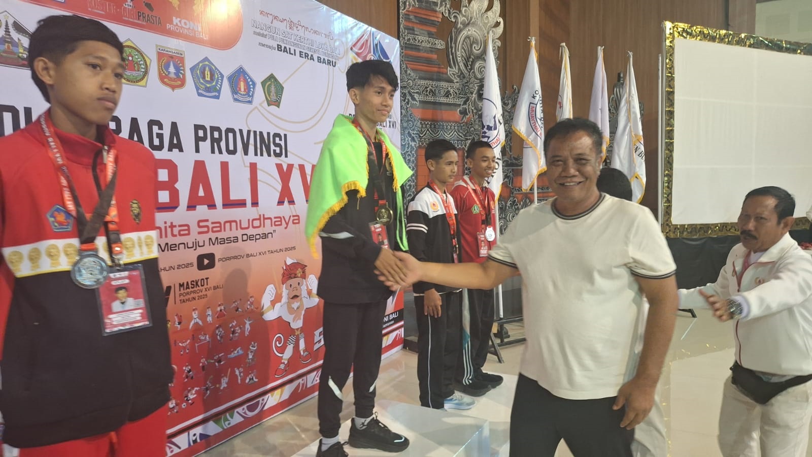 KETUA KONI Klungkung, Anak Agung Gde Anom, memberi selamat ke atlet Klungkung yang berlaga di Porprov Bali XVI 2025. Foto: ist