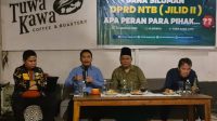 KETUA LBH Ansor NTB, Abdul Majid (kiri) saat menjadi moderator diskusi Jumat Menggugat bersama pembicara TGH Najamudin Mustafa (dua kanan); akademisi Fakultas Hukum Universitas Mataram, Prof. Zainal Asikin (kanan), dan mantan anggota DPRD NTB, Nurdin Ranggabarani (dua kiri). Foto: ist KETUA LBH Ansor NTB, Abdul Majid (kiri) saat menjadi moderator diskusi Jumat Menggugat bersama pembicara TGH Najamudin Mustafa (dua kanan); akademisi Fakultas Hukum Universitas Mataram, Prof. Zainal Asikin (kanan), dan mantan anggota DPRD NTB, Nurdin Ranggabarani (dua kiri). Foto: ist