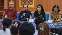 KORDIV Pencegahan, Partisipasi Masyarakat, dan Humas Bawaslu Bali, Ketut Ariyani, saat diskusi politik dan pendidikan demokrasi bersama Bawaslu Bali. Foto: ist