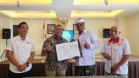 KETUA Umum KONI Klungkung, Anak Agung Gde Anom; bersama Kepala Kejaksaan Negeri Klungkung, I Wayan Suardi, menunjukkan berkas MoU di Kantor Kejari Klungkung, Jumat (19/9/2025). Foto: ist